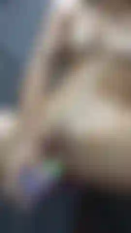 Abby gicle sous la douche.