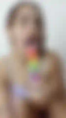 Une bite colorée/abby suce une bite profonde.