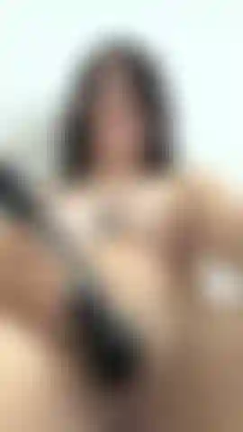 Qui bourdonne dans mon clitoris.