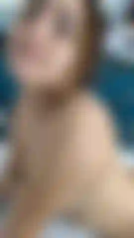 Je chevauche ta bite ou me frotte.