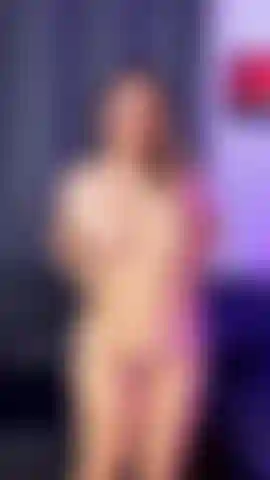 Tu m'as surprise en train de me préparer : blonde, pulpeuse, et totalement sans filtre.
