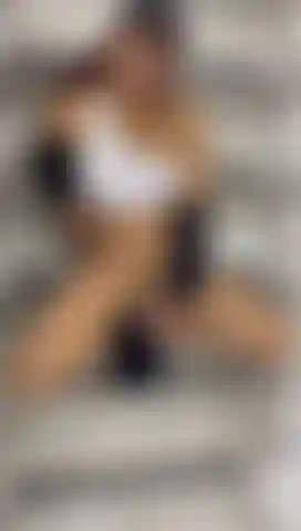 Je me masturbe dans les escaliers avec mon nouveau jouet.