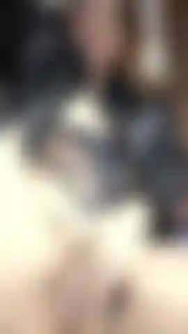 Je me masturbe avec mes longs doigts dans ma chatte.