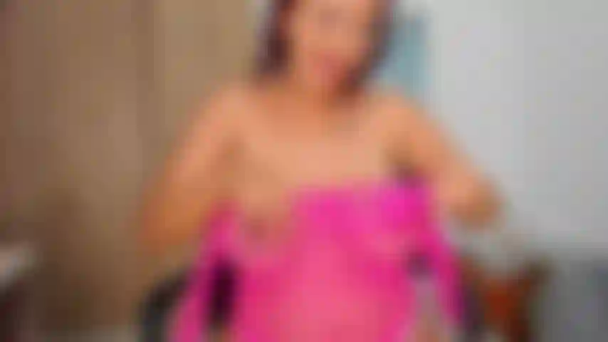 Strip-tease et entièrement nue et masturbation avec les doigts.