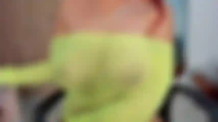 Montre mes gros seins.