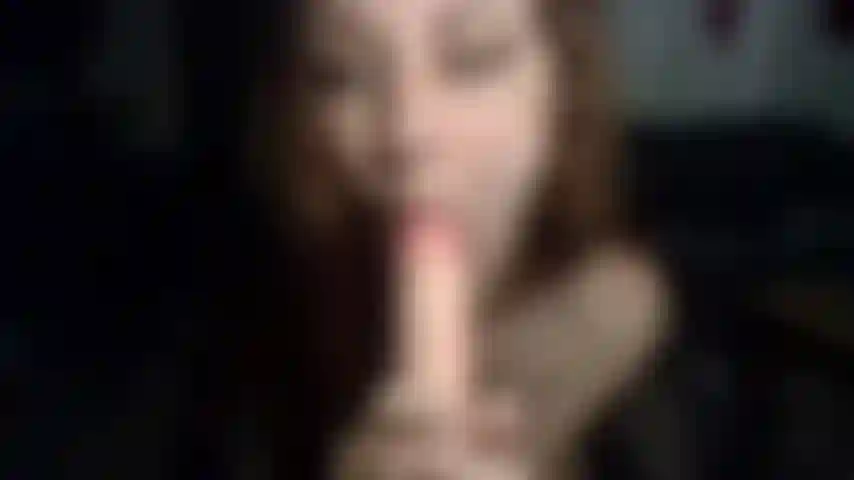 Sloppy suce un gode.