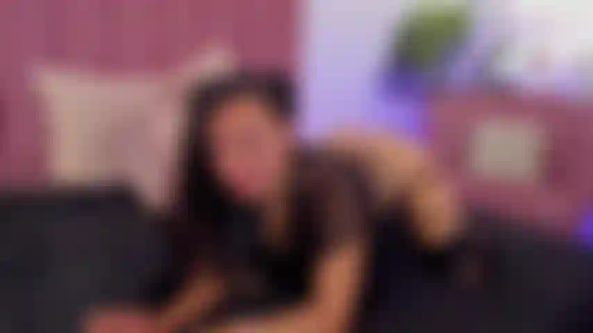 Une asiatique sexy se touche.