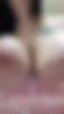 Lécher et sucer mes tétons et faire rebondir mes énormes seins ddd !
