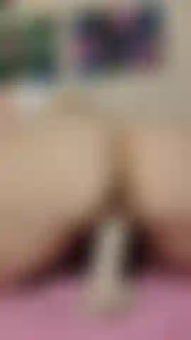 En train de baiser mon gode de 25 cm en reverse cowgirl avec mon énorme cul juste dans ta figure ! Regarde-moi baiser cette énorme bite pendant que j'écarte aussi mes fesses pour que tu puisses voir mon trou du cul de près !