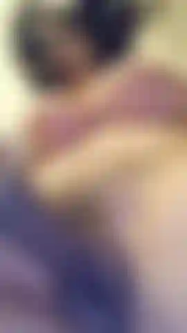 En baisant ma chatte très crémeuse avec ma grosse bite noire pendant qu'elle dégouline sur ton visage alors que je me tiens au-dessus de toi avec mes gros seins ddd qui rebondissent !