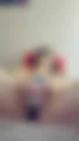 Je me baise avec mon gode de 25 cm et avec mon vibromasseur sur mon clitoris ! Regarde la crème couler de ma chatte quand je jouis !