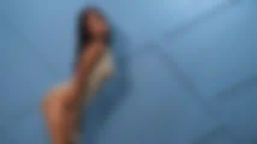 Coquine et aimante sont quelques mots que j'utilise pour me décrire.