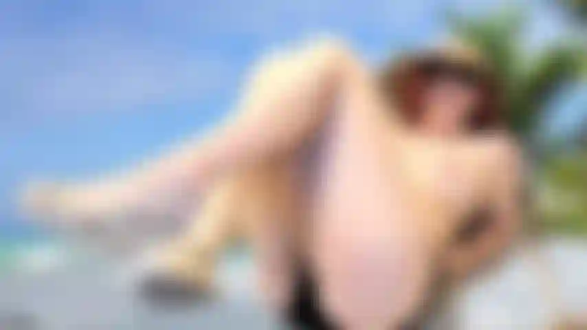 Je porte des sandales à la plage.