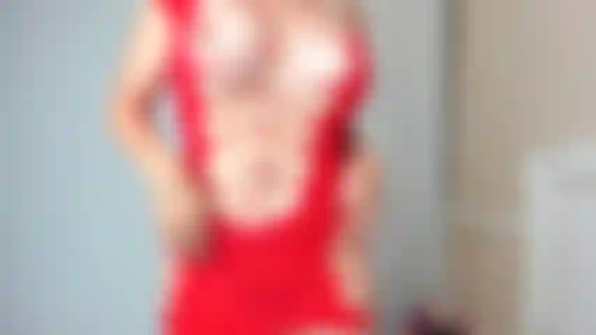 Teaser en résille rouge.