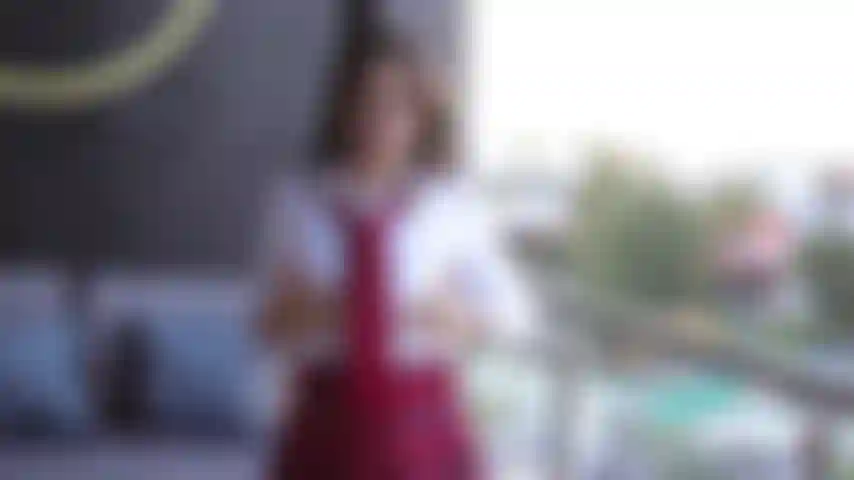 Écolière en plein air sexy.