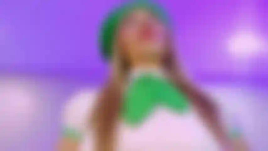 Je me baise le visage à l'envers et ton sperme est sur mon visage et mes cheveux.