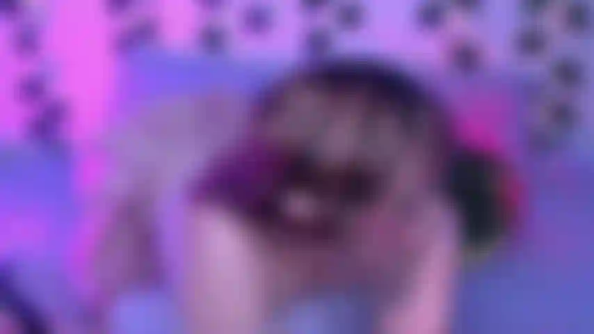 Gorge profonde désordonnée en levrette avec explosion de lait.