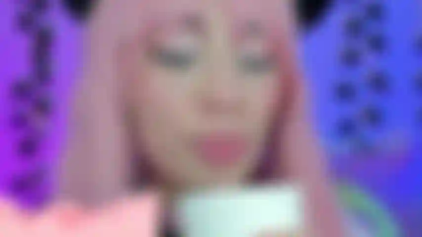 Je bois du lait et ça explose sur mon visage et mes seins étant une bonne petite salope pour toi.