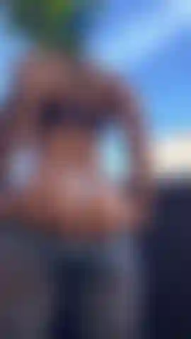 J'avais chaud à la salle de sport et je suis sortie prendre l'air, tu viens avec moi ?