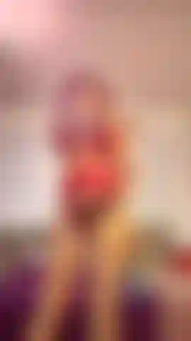 Je joue avec mes seins.