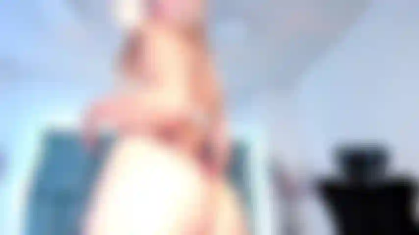 Je tremble et je montre mon cul.