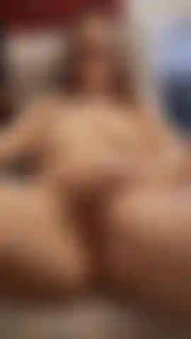 Je me doigte la chatte jusqu'à ce que je jouisse.