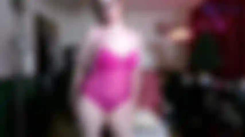 Je sens ma chatte puante, poilue et en sueur.