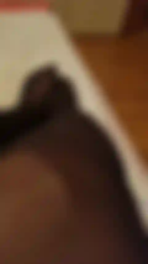 Je baise des pieds avec un gode et une pipe.