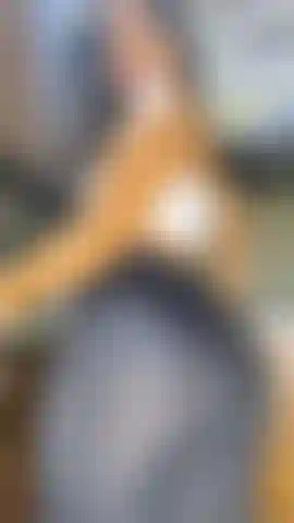 Je me masturbe dans la cuisine !! Mon voisin m'espionnait.