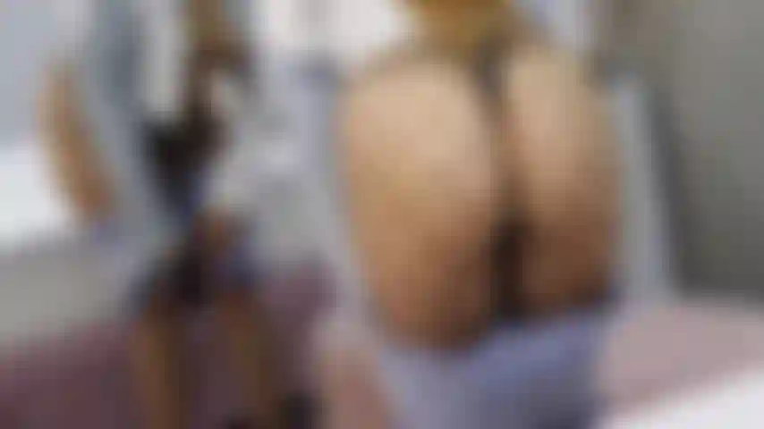 De l'huile sur mes seins.