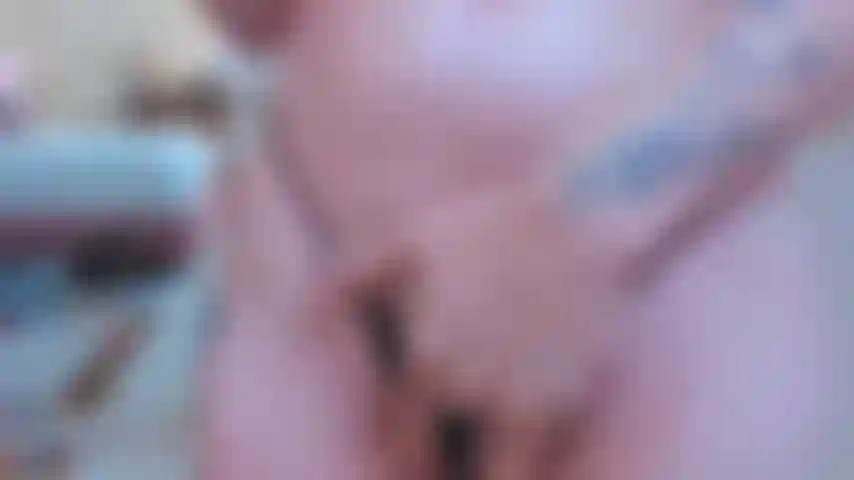 Mon corps nu et chaud comme l'eau coule sur chaque centimètre de ma peau, baise-le pendant que l'humidité de ma chatte et l'eau se mêlent dans nos corps.