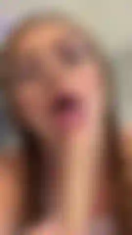 Sentez l'humidité de mes lèvres sur votre bite dure à chaque succion est un voyage au vrai paradis, cette pipe vous coupera le souffle, vous aurez envie de baiser ma chatte mais votre lait explosera dans ma bouche.