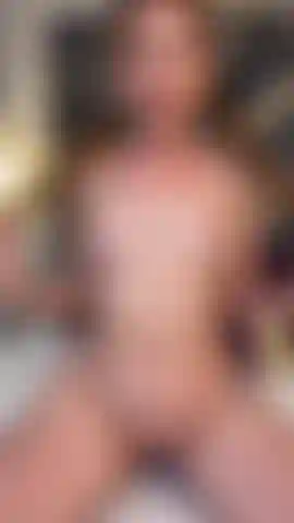 Mes seins doux et tentants et ma chatte humide, prêts à ce que tu profites de chaque détail, viens te perdre dans chaque courbe et plonge dans le plaisir que j'ai préparé pour toi. C'est un moment rien que pour toi.