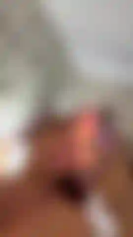 Tu n'as besoin que de quelques secondes pour toucher mes seins sexy et les rendre vraiment chauds, ta bite deviendra aussi dure que mes tétons.