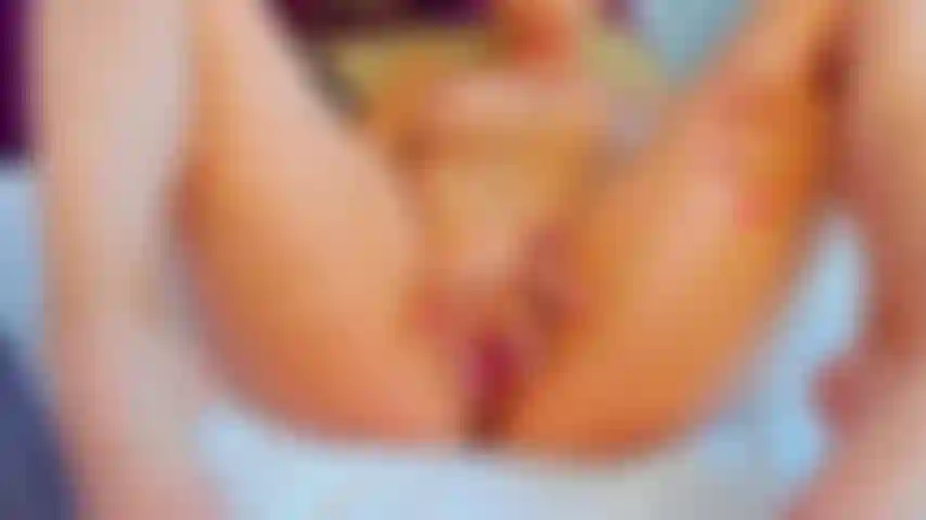 Mes doigts ludiques ouvrent ma chatte avec mes doigts, ça m'excite beaucoup, viens profiter de cette belle vue, elle vivra toujours dans ton esprit.