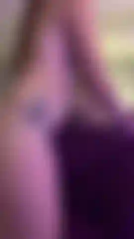Cette chaise nous permettra d'explorer tous les désirs. Jouant avec l'intensité et la proximité d'avoir ma chatte mouillée si près que nous explorerons de nombreuses positions jusqu'à atteindre le sommet de l'extase du plaisir ensemble.