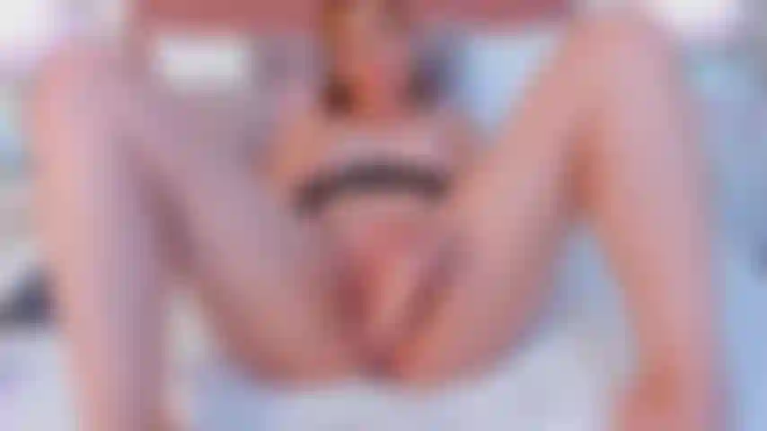 Le sperme qui sort de ma chatte est le signe que la baiser et imaginer que c'est ta bite me fait exploser et devenir très humide et excitée.