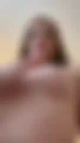 Mes seins chauds baignés de crème ressentent la douceur et la clarté mélangées, vos mains voudront plus que les toucher.