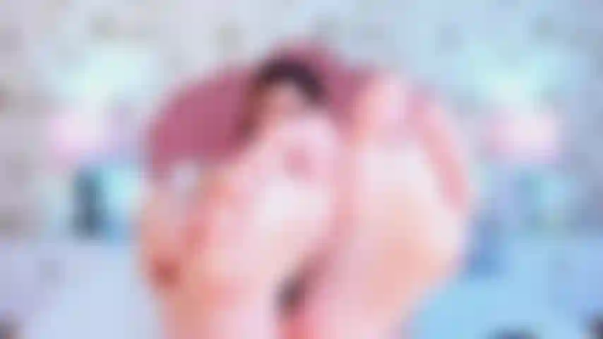 Tu aimes la plante de mes pieds sexy, ta bite est déjà dure, explose sur mes seins chauds, je veux sentir ton sperme.