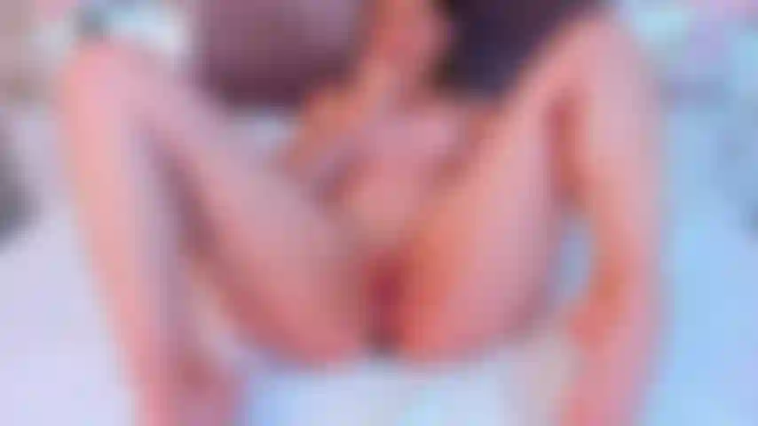 Ma chatte ouverte te rendra dure comme une rose, mais mon gros cul sexy qui rebondit dedans sans arrêt, c'est ce qui te fera exploser, donne-moi tout ton lait.