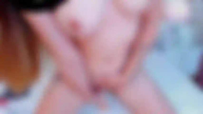 Je monte ta bite dure sur ton dos pour que tu puisses voir mon cul rebondir, fais-le dur et profond, mais fouette-le avec tes mains jusqu'à ce qu'il explose.