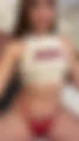 Mes seins sexy sont prêts à vous éblouir, chaque mouvement les fera trembler, et quand vous vous y attendrez le moins, ils vous feront exploser de désir.
