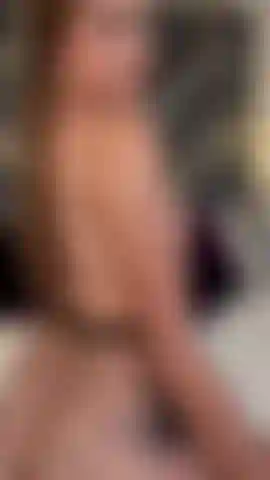 Ses collants rendent mon cul plus chaud, ma chatte camouflée avec les collants mais l'humidité en me touchant est si grande que vous ne la quitterez pas des yeux.