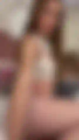 Ma chatte rose et le rebond de mon cul font monter la température dans nos deux corps, chaque mouvement augmente la chaleur, tu ne peux pas le nier.