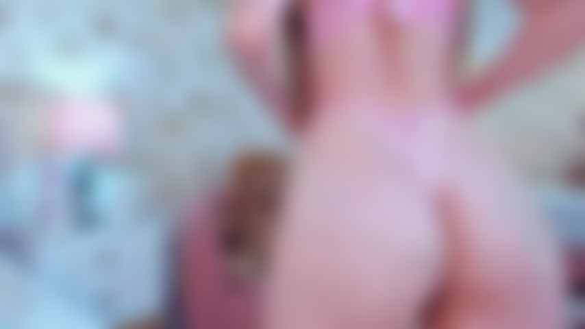 Regarde-la rebondir avec cette culotte sexy, mon cul ne peut pas s'arrêter de bouger pour toi, je veux voir comment ta bite devient dure.