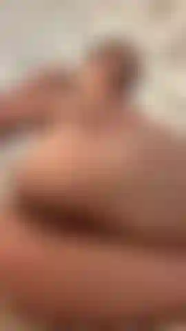 Avec mon cul brillant d'huile et ma chatte ouverte, je vous invite à vous perdre dans cette vidéo. Je lève une jambe et te montre toute ma chatte ouverte je ferai exploser ta bite de plaisir.