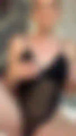 Ma chatte est tellement humide que tu ne pourras pas résister, tandis que mes seins chauds te supplient de les toucher, chaque goutte qui tombe de moi et chaque courbe brûlante de désir t'appellent, prête à ce que tu joues avec elles.