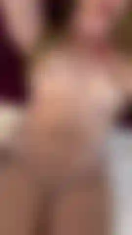 Le rose de ma chatte est mélangé au rose de ma lingerie, prêt à ce que tu te rapproches et que tu sentes à quel point je suis humide pour toi.