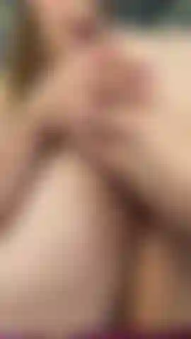 Toucher ma peau douce avec mes ongles longs rend ma chatte très chaude et humide, en utilisant uniquement mes doigts, j'arrive à grimper jusqu'au gouffre de stase, mes jambes tremblent d'un tel plaisir.