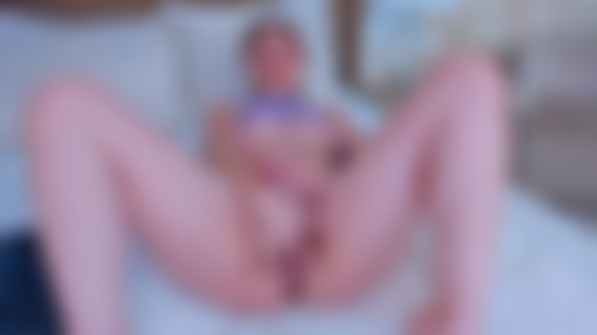 Ces vibrations rendent ma chatte humide juste pour toi, je ne peux pas arrêter de me tordre, chaque vibration m'envoie une vague de plaisir qui me rend humide et me donne encore plus besoin de toi.